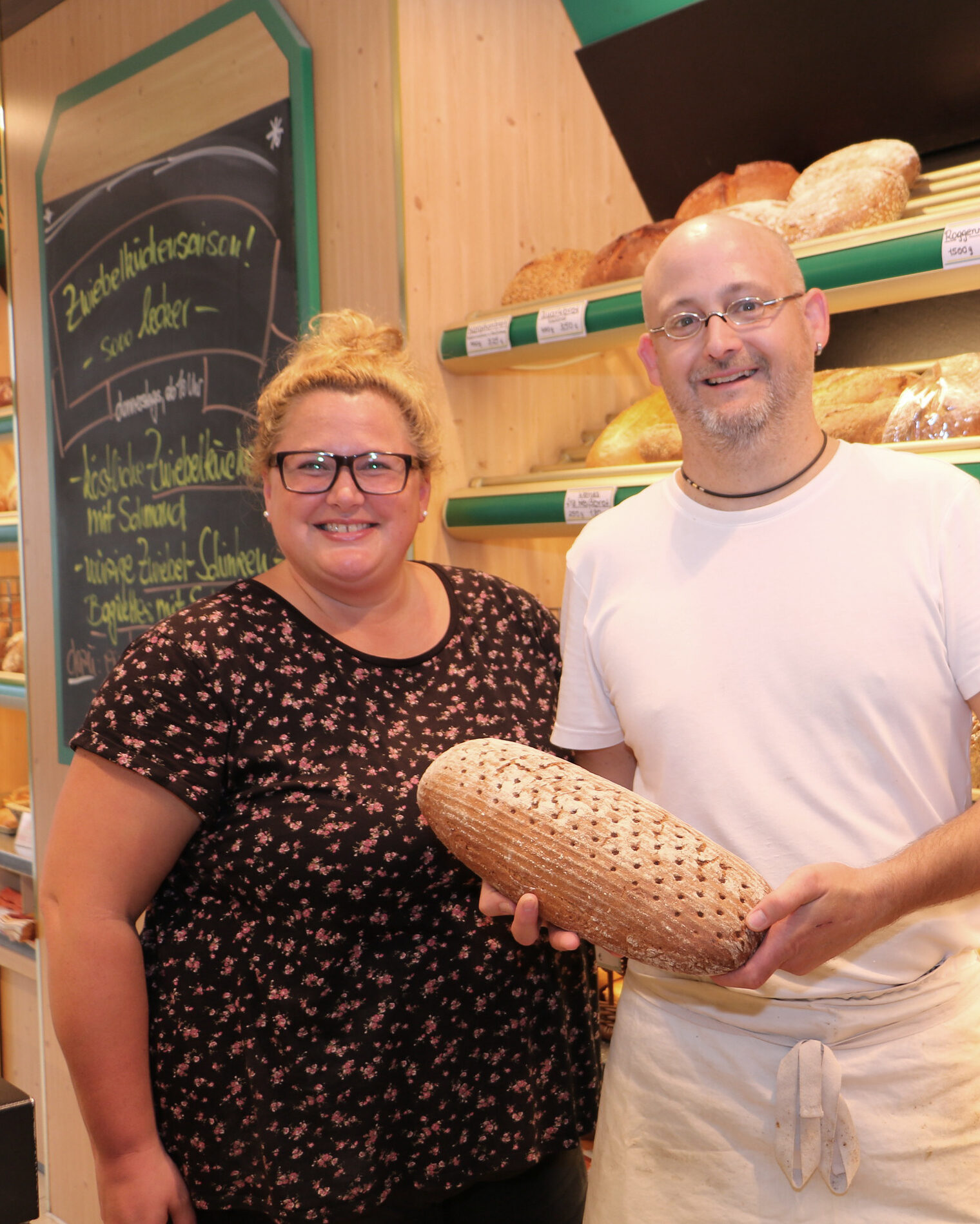 Britta Schaaf-Roth und Mario Roth in ihrer Filiale in Oberbrechen. Die Bäckerei Roth setzt auf Regionalität und verkörpert für die Einwohner ein Gefühl von Heimat.