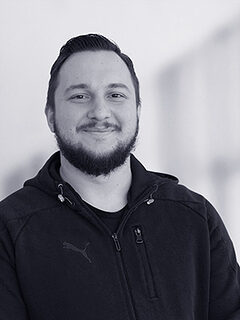 Portraitfoto von Dominik Hofmann, Mitarbeiter im Berufsbildungs- und Technologiezentrum in Wetzlar, zuständig für EDV, Userbetreuung und der Hard- und Software.