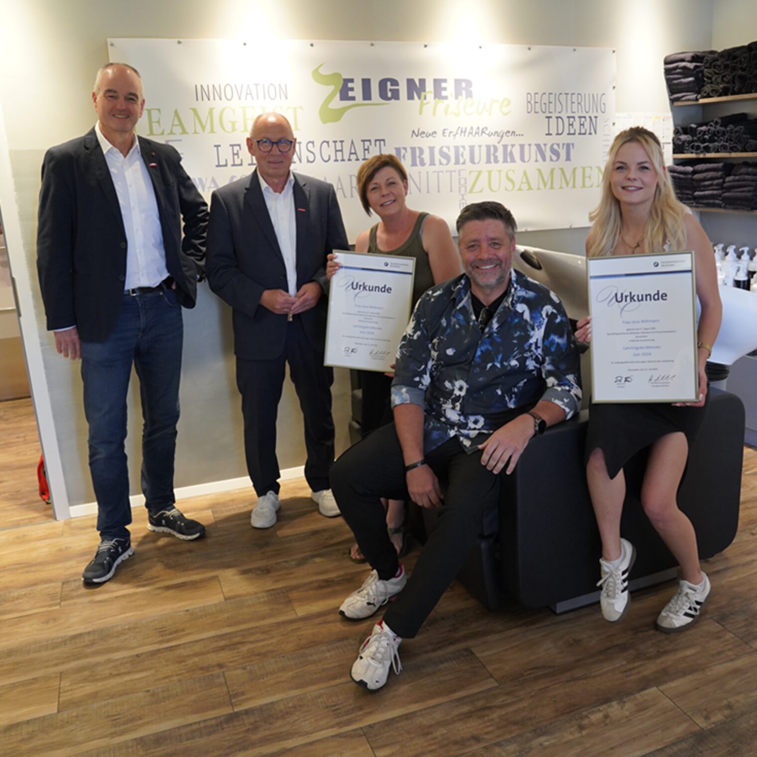 Gruppenbild bei der Auszeichnung zum Lehrling des Monats Juni 2024 von Jana Wittmann: v. li. Kreishandwerksmeister Ralf Lenz, Kammervizepräsident Joachim Wagner, Ausbilderin Nicole Wittmann, Obermeister Thomas Trapp, Jana Wittmann. 