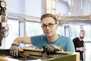 Teilnehmender einer SHK Ausbildung an einer Heizungsanlage in der Lehrwerkstatt des Bildungszentrums