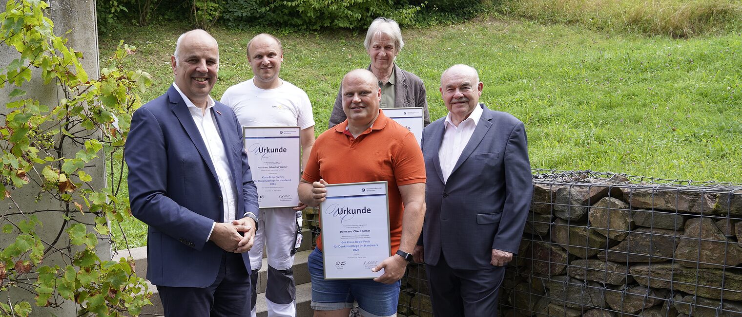 Gruppenbild nach der Auszeichnung (von links): Kammerpräsident Stefan Füll, Sebastian Werner (Anerkennungsurkunde), Preisträger Oliver Körner, Johannes Mosler (Auszeichnung für sein Lebenswerk) und Ehrenpräsident Klaus Repp.