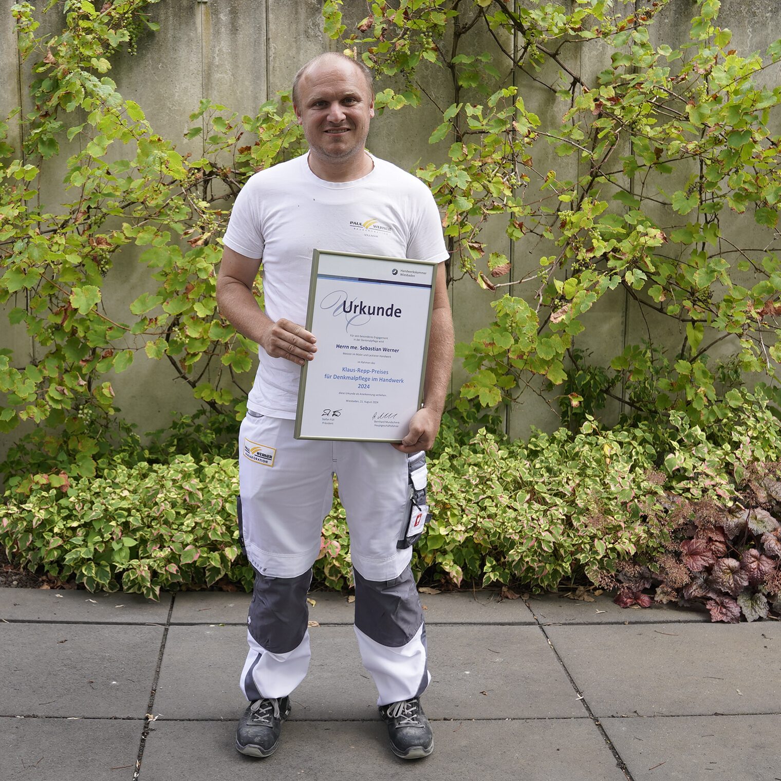 Maler und Lackierer-Meister Sebastian Werner der Baudekoration Werner in Villmar erhielt eine Anerkennungsurkunde für seinen denkmalpflegerischen Einsatz. 